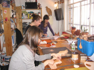 Alumnas de uno de los cursos de cuero artesano de artcuero.es