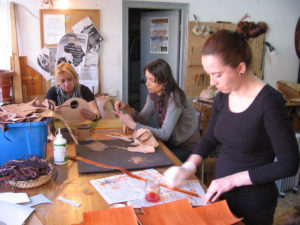 Alumnas tratando en cuero artesano en uno de los cursos de artcuero.es