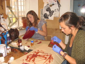 Alumnas del curso tiñendo una de las piezas que realizaron