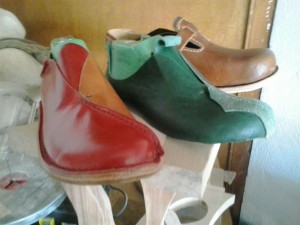 Diferentes modelos de zapato a puntito de ser terminados