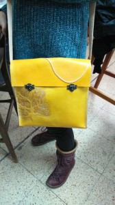 Bolso de cuero realizado de forma artesana por una de nuestras alumnas.
